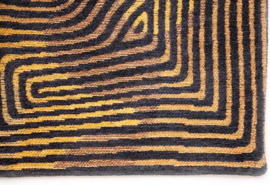 Louis De Poortere rug LX 9227 Meditation Coral Black Gold corner