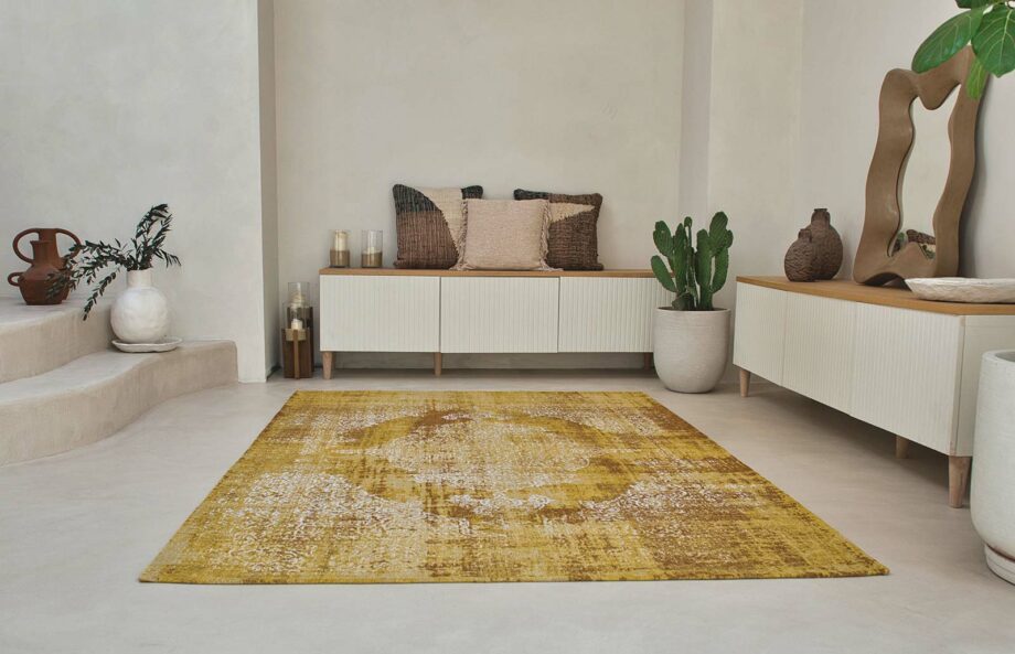 Louis De Poortere rug Fading World Kirman 9377 Sunwax interior 1