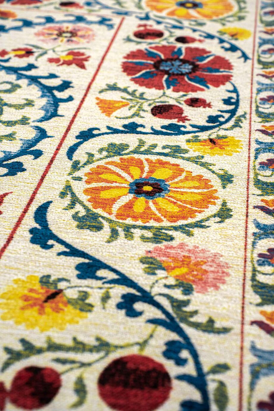 Louis De Poortere rug Antiquarian Suzani 9728 Origine zoom vertical