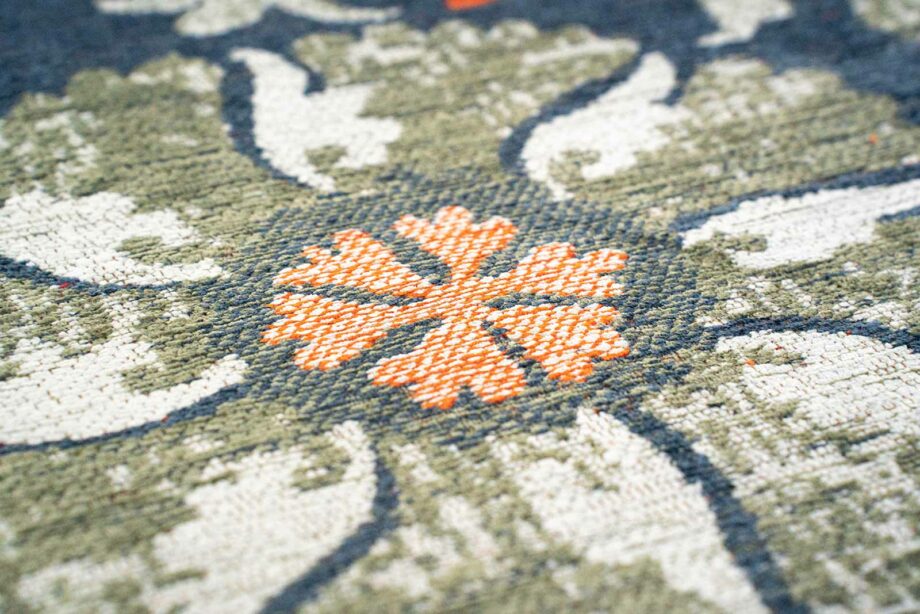 Louis De Poortere rug Antiquarian Suzani 9730 Nordic zoom 2